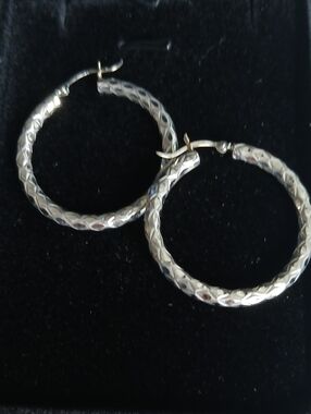 14k White Gold Classic Textured Hoop Earrings .